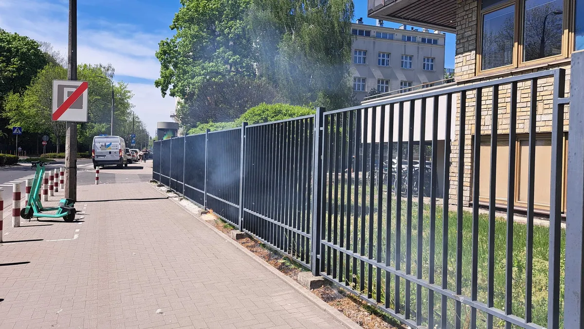 Palący się puch z topoli przy ul. Reymonta