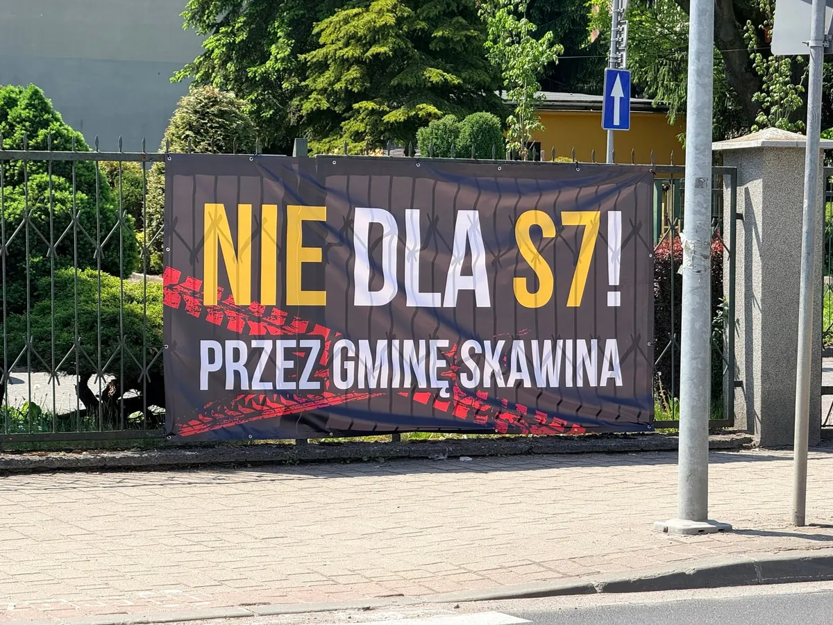Baner przeciwko S7 przez gminę Skawina