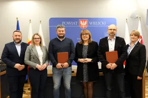 Podpisano umowę na rozbudowę drogi powiatowej w Dąbrowie i Szarowie