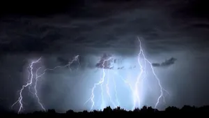 Burzowy front nad Małopolską. Alert RCB, grad i ryzyko podtopień