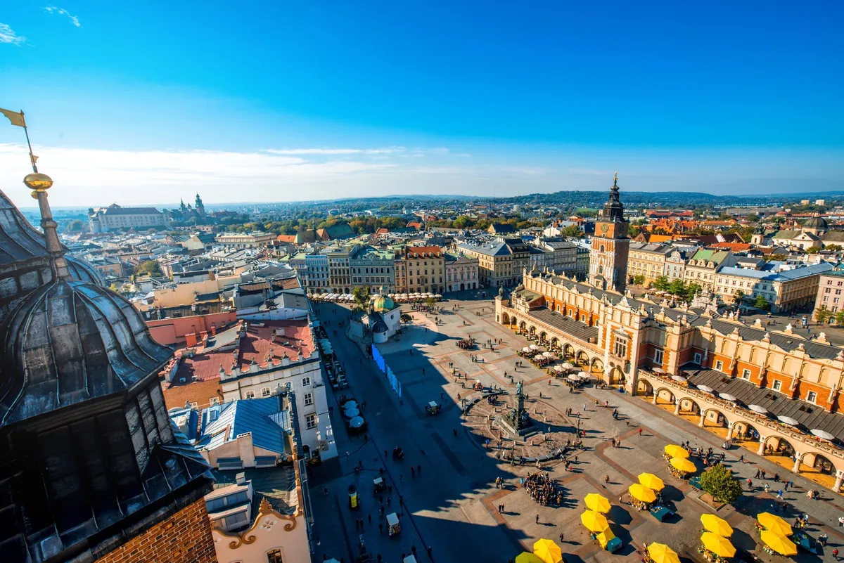 Panorama Krakowa z Wieży Mariackiej w stronę Wawelu, na pierwszym planie Rynek Główny i Sukiennice.