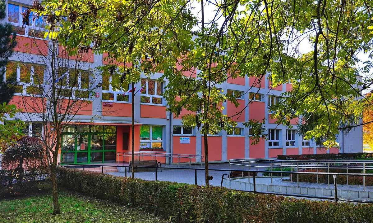 Szkoła Podstawowa nr 85 w Krakowie na osiedlu Złotego Wieku 4