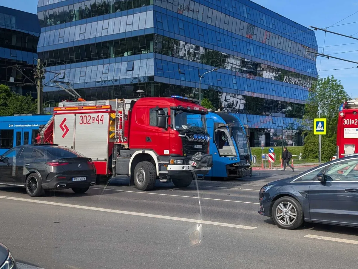 Na zdjęciu kolizja samochodu z tramwajem na skrzyżowaniu ul. Wadowickiej i Rydlówkaw Krakowie