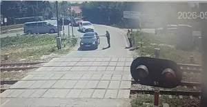 Mamy film. Rogatka opadła na auto, a po chwili nadjechał pociąg