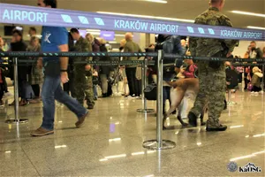 Awantura na lotnisku w Krakowie. Spóźniony Szwed wtargnął na płytę