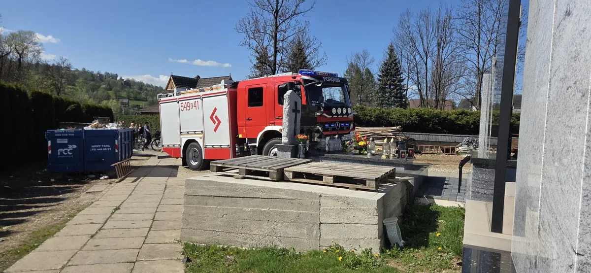 Scena jak z horroru na Podhalu. Mężczyzna wpadł do grobowca