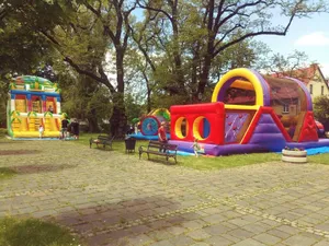 Wynajem dmuchańców na imprezę? Prosty sposób na więcej radości dla dzieci