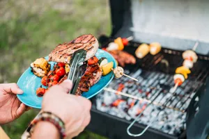 Przepis na idealną majówkę? Tych rzeczy nie rób podczas grillowania