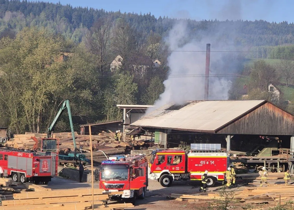 Na zdjęciu widoczny pożar tartaku w Iwkowej
