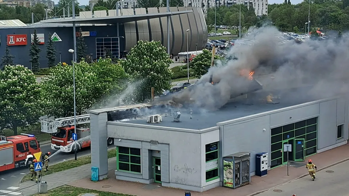 Pożar dworca autobusowego w Krakowie. Trwa akcja strażaków