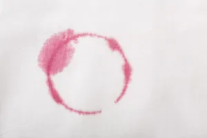 Plama z czerwonego wina na lnianym obrusie — co naprawdę działa, a co tylko wpuszcza pigment głębiej