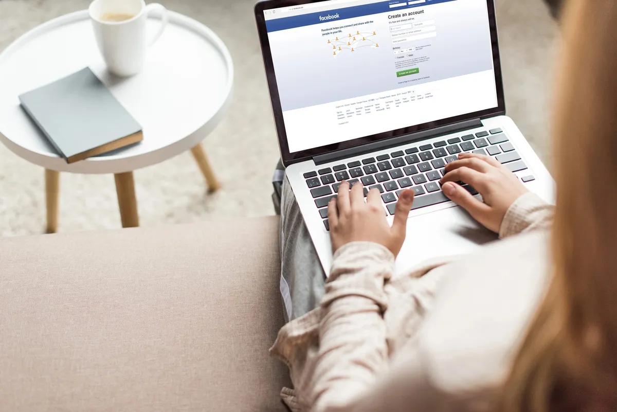 Social media na laptopie