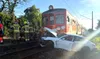 Chwile grozy w Małopolsce. Kierowca porshe wjechał pod pociąg