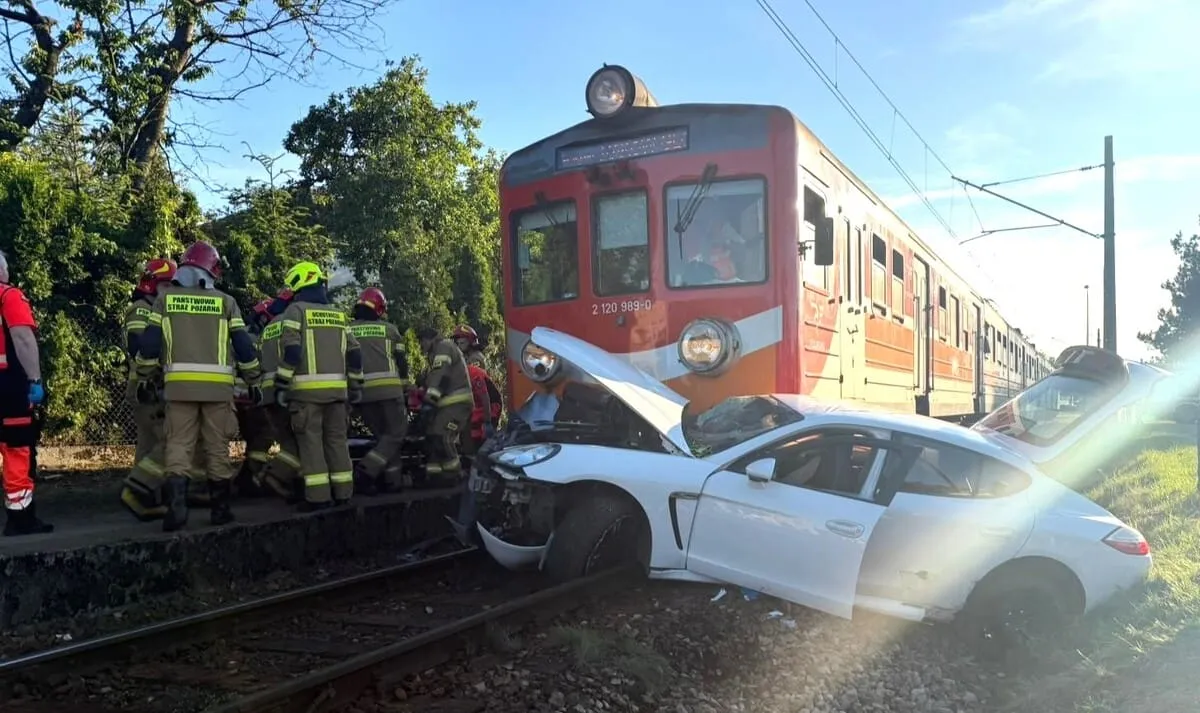 Chwile grozy w Małopolsce. Kierowca porshe wjechał pod pociąg