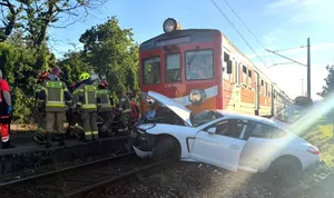 Chwile grozy w Małopolsce. Kierowca porshe wjechał pod pociąg