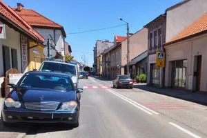 11-latek wpadł pod auto w Kętach. Chłopiec trafił do szpitala