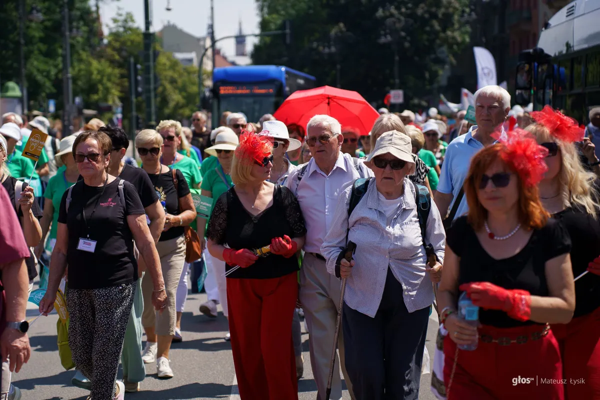 Na zdjęciu pochód seniorów na ul. Piłsudskiego w Krakowie