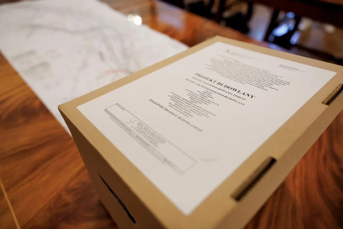 Teksturowe pudełko z projektem budowlany południowej obwodnicy Wadowic