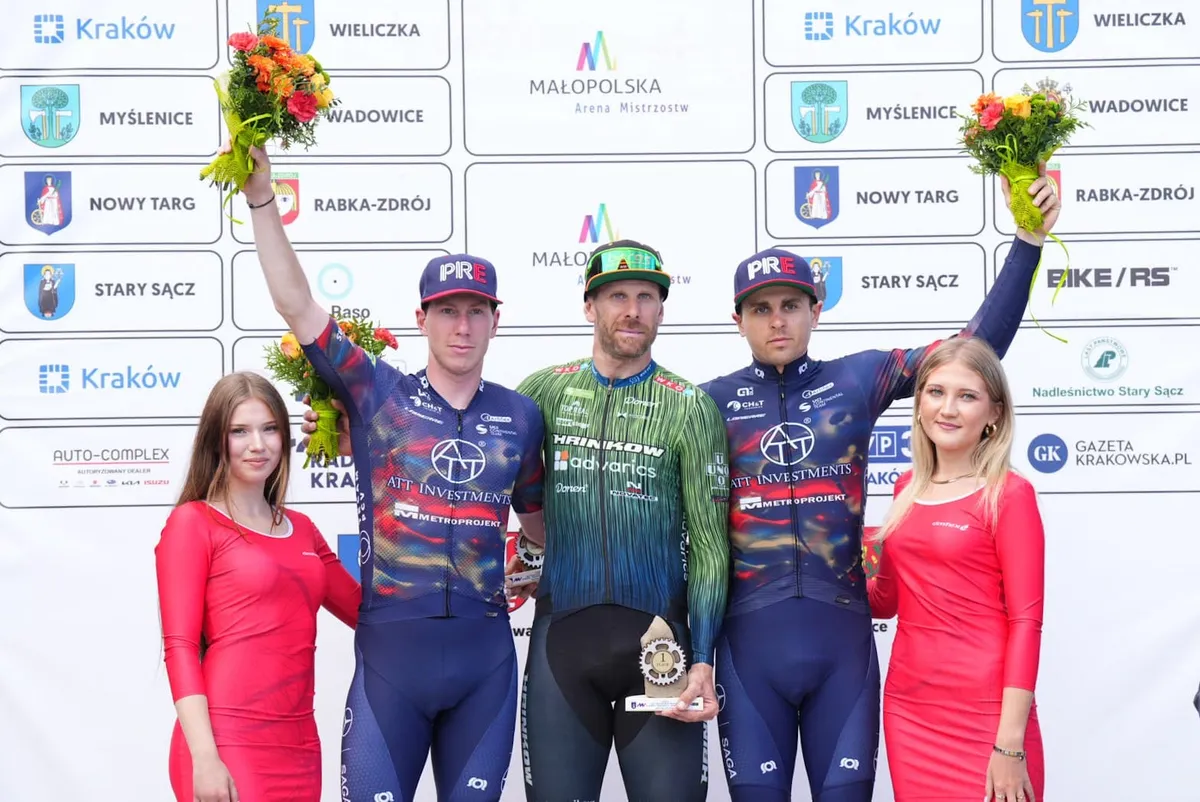 Zwyciężcy III etapu na podium w Nowym Targu