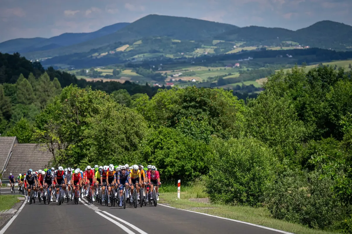 Peleton na trasie 64. MWG