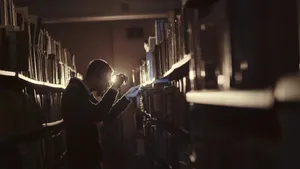 Zamkną czytelników w mrocznym magazynie biblioteki. Czas jest bezlitosny