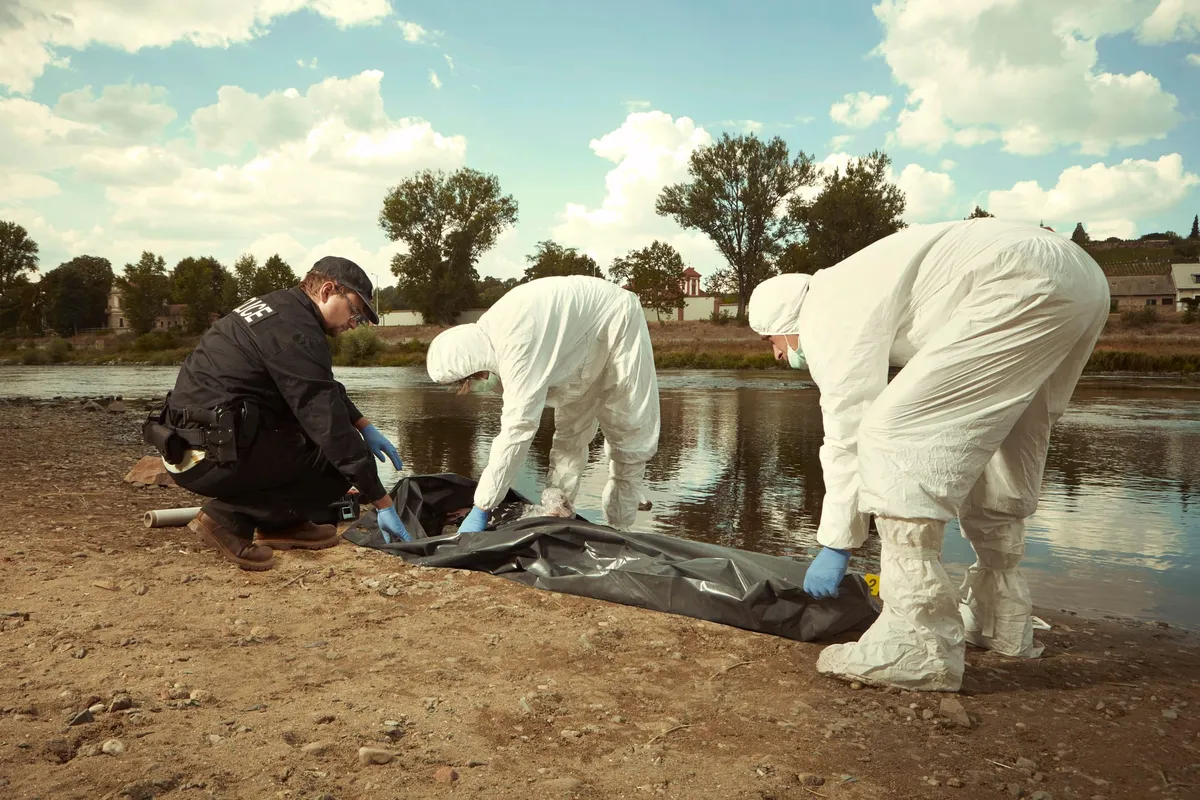 Policja podczas akcji ze zwłokami nad wodą 