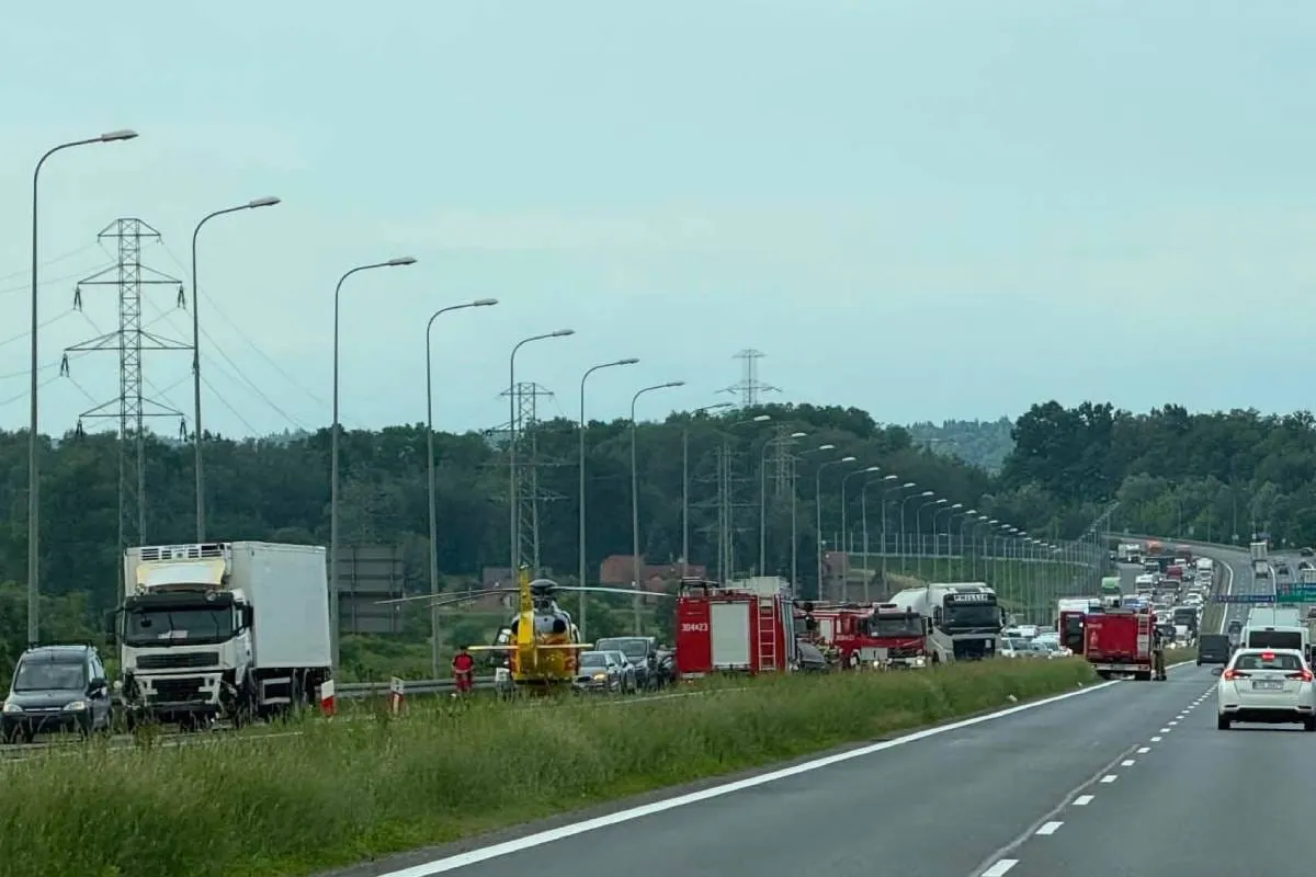 Groźny wypadek pod Krakowem. Droga w kierunku Nowej Huty zablokowana