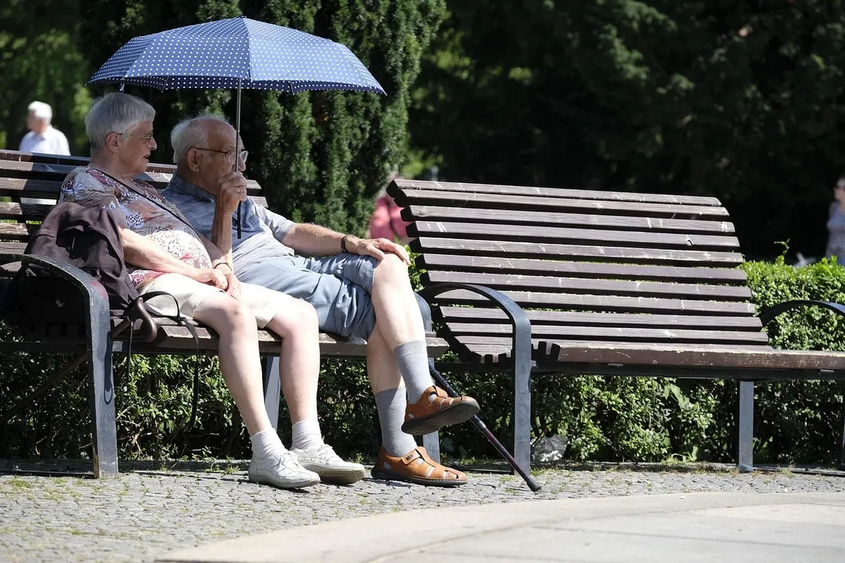 Seniorzy pod parasolem 