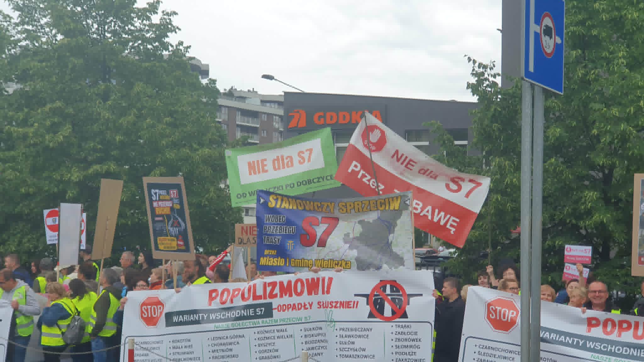 Protest mieszkańców przed siedzibą GDDKiA w Krakowie przeciwko S7