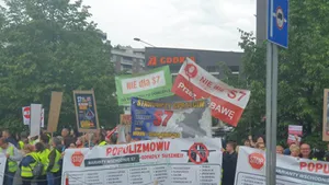 Kilkaset osób przed GDDKiA. „Nie dla S7 przez nasze gminy”