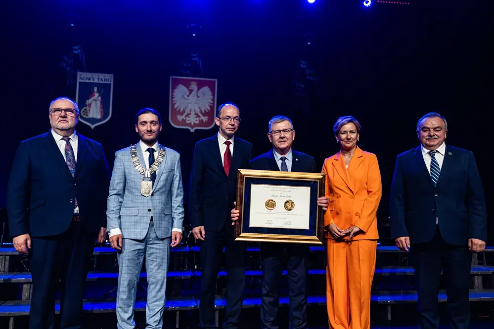 Władze województwa i Nowego Targu z medalem Polonia Minor dla miasta