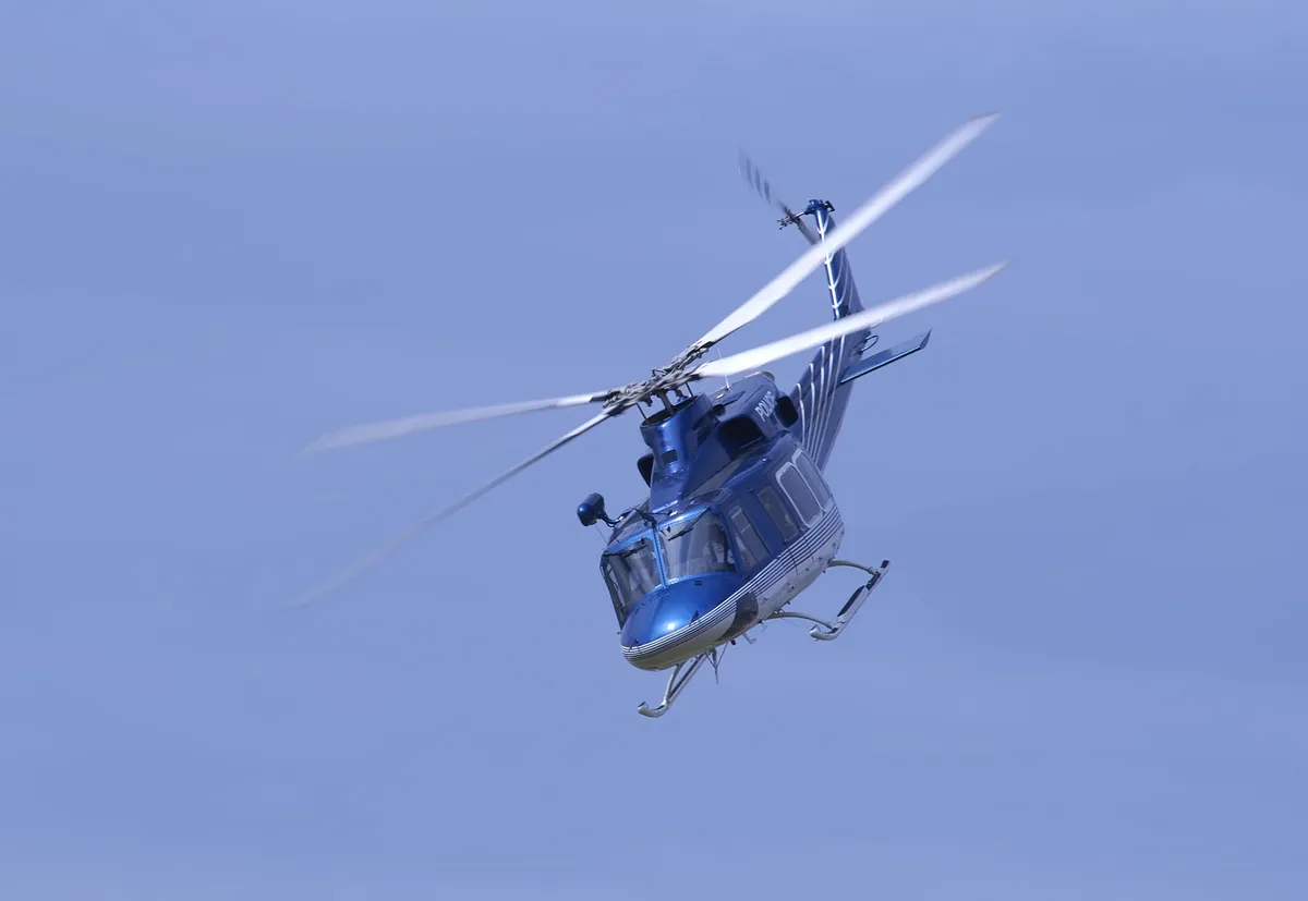 Policyjny helikopter Bell-412 w powietrzu