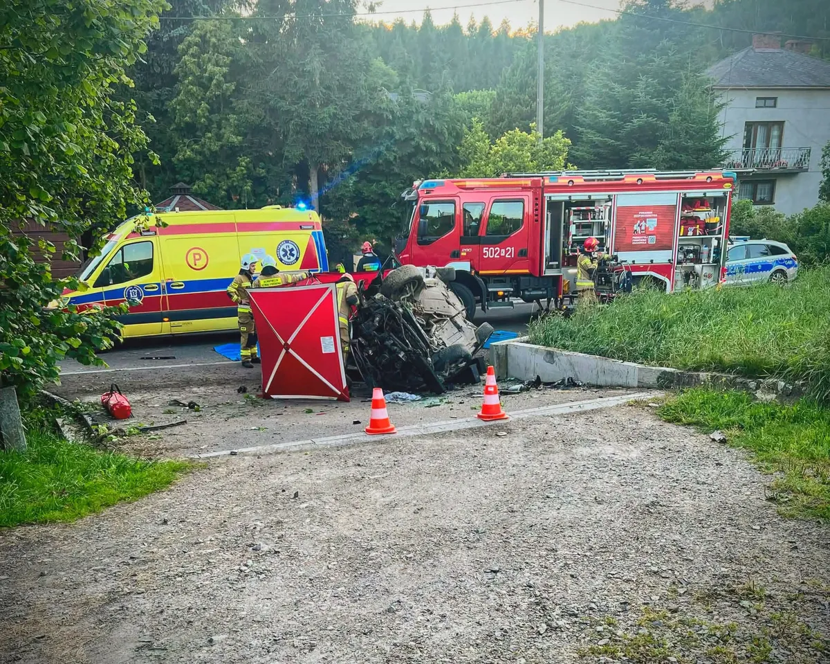 Wypadek w Zasępcu. Na zdjęciu widoczne skasowane auto przewrócone na bok oraz pogotowie i straż pożarna