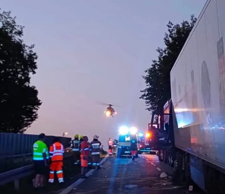 Koszmarny poranek na Zakopiance. Zderzenie dwóch ciężarówek, lądował śmigłowiec LPR