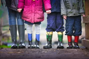 Jakie są elementy leśnego przedszkola? Sprawdź, co wyróżnia edukację blisko natury!