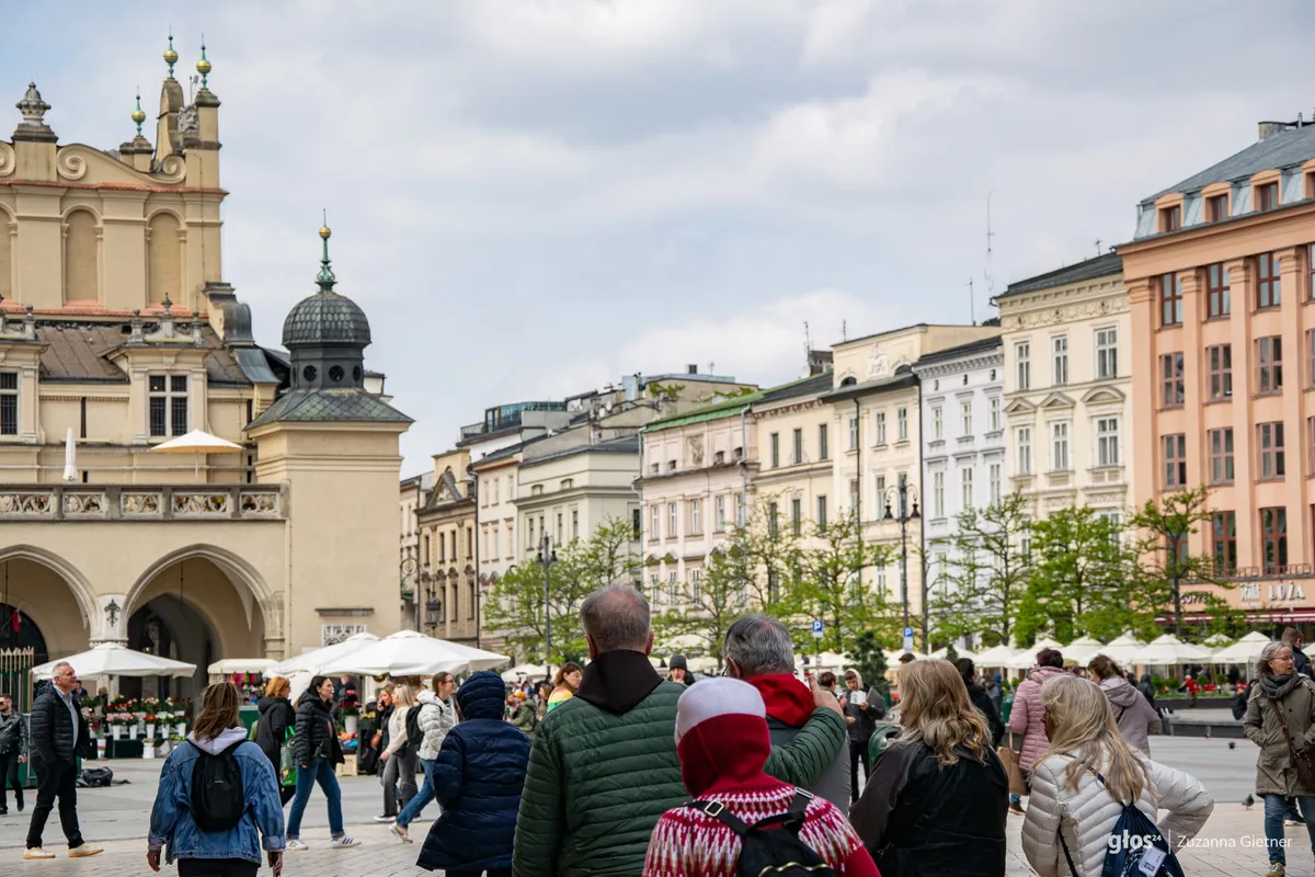 Turyści na Rynku Głównym w Krakowie 