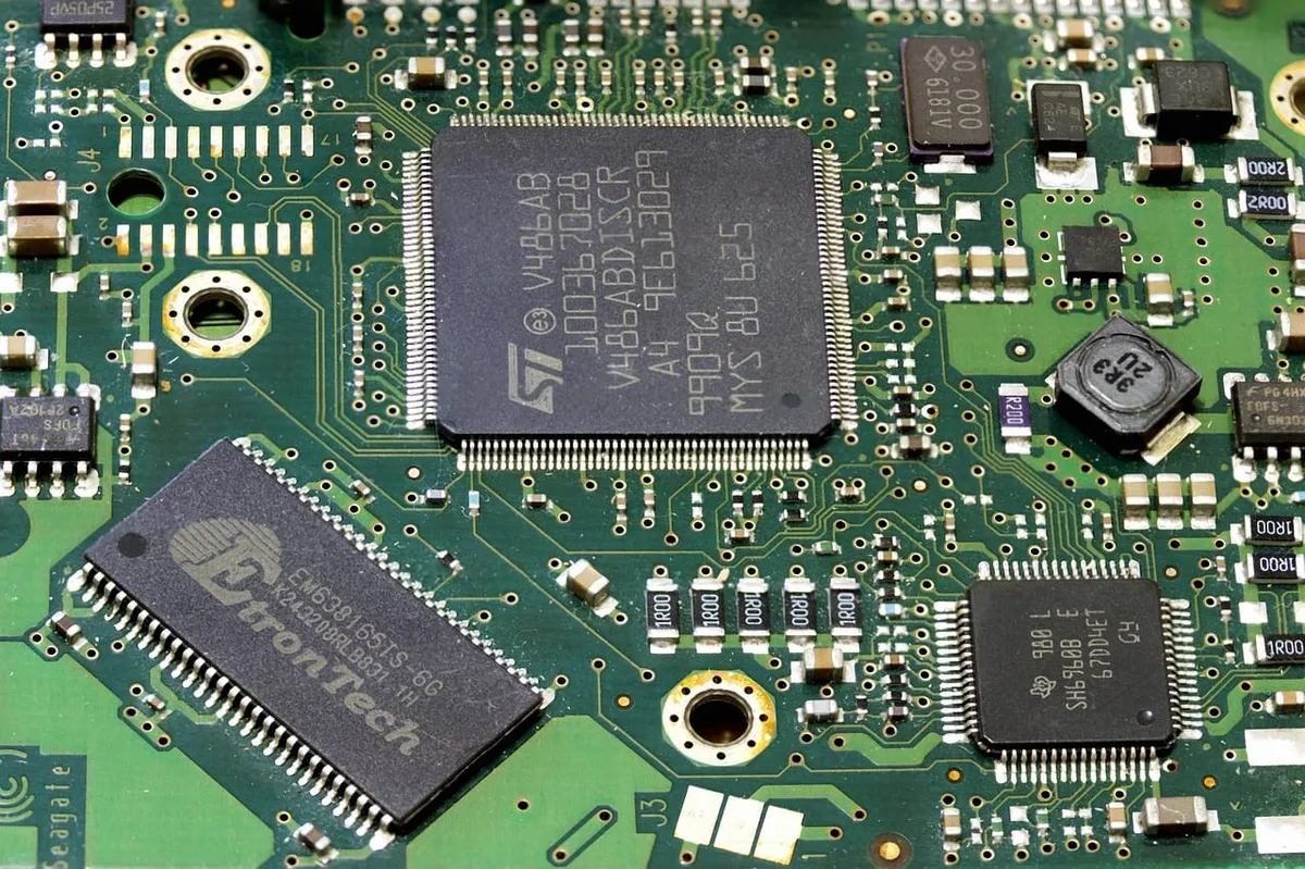 Płyty główne dla Ryzenów 7000 i 9000. Porównanie popularnych chipsetów B650, B850 i X870