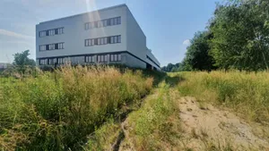 Szkoły i przedszkola zarastają trawą. „Spartaczone” inwestycje w Wieliczce