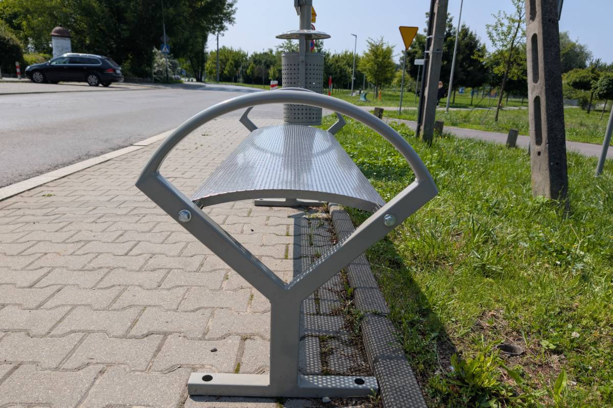 Metalowa ławka