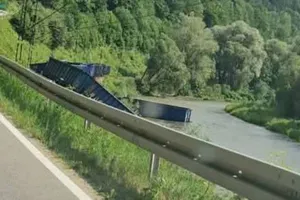 Pociąg wpadł do rzeki Poprad. Szok w Małopolsce