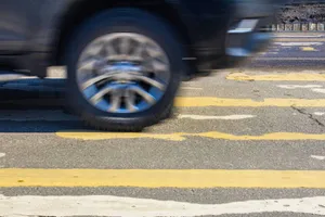 Senior potrącony przez auto w Oświęcimiu. Mężczyzna trafił do szpitala