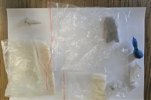 Z samochodu prosto do więzienia. Zatrzymanie groźnego przestępcy w Kętach
