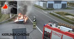 Auto było „zbyt gorące”. Kamera pokazała, co działo się przed tunelem na S7 [WIDEO]