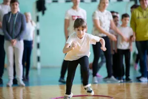 Tor przeszkód i zabawy ninja kids a klasyczny plac zabaw i wf: co bardziej angażuje dzieci?