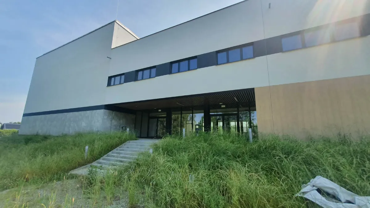 Budynek szkoły w Śledziejowicach 
