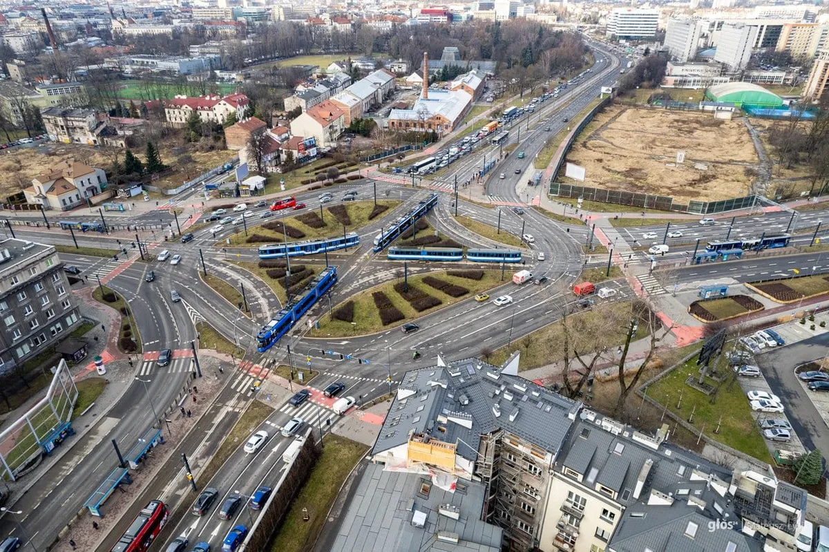 Złe informacje dla tysięcy pasażerów w Krakowie. Remont kluczowego odcinka potrwa dłużej