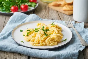 Jak zrobić idealną jajecznicę? Przepis i najczęstsze błędy