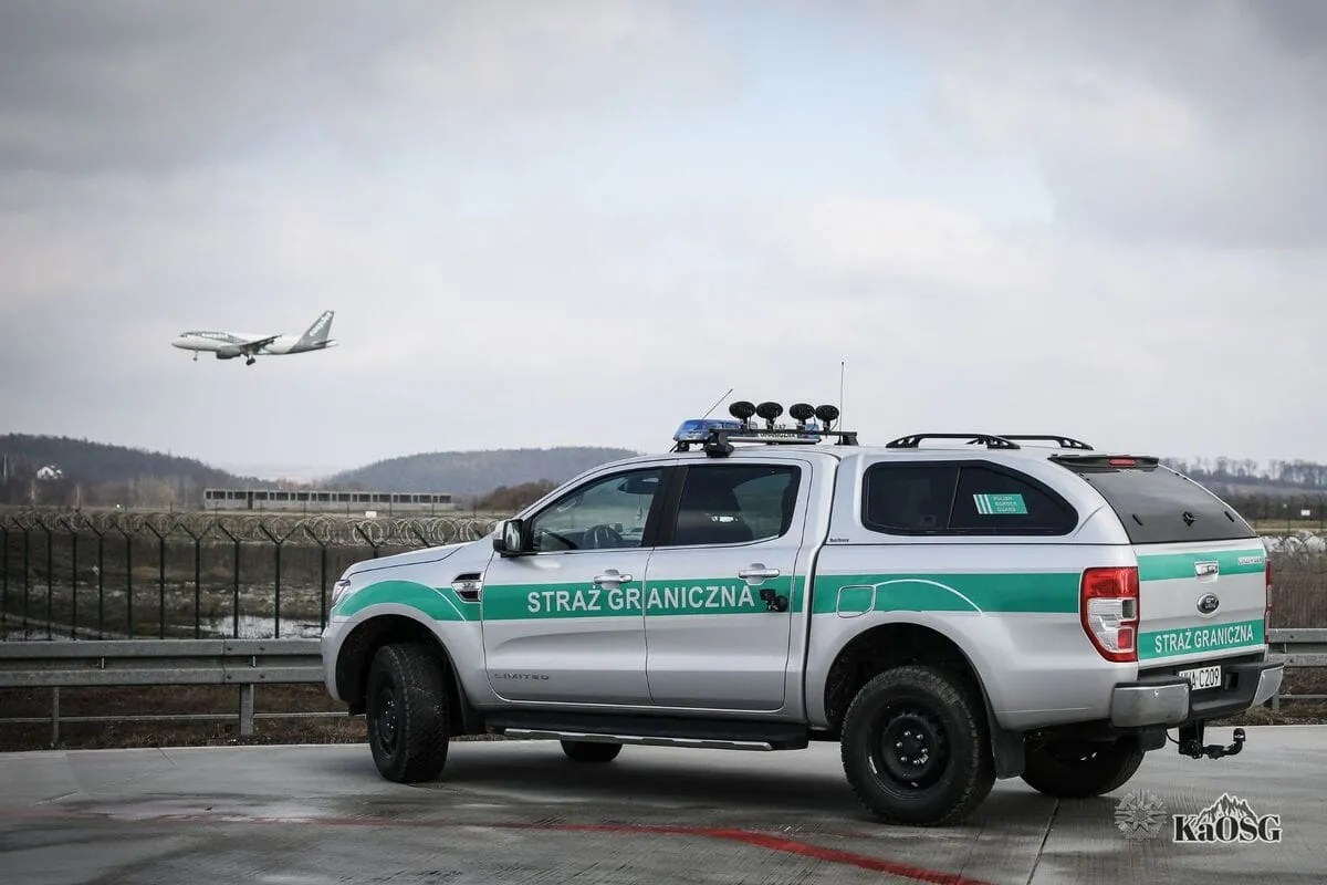 Alarm na lotnisku w Krakowie. W bagażu pasażera wykryto niebezpieczny przedmiot