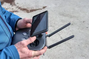 Samochód zderzył się z... dronem. Wcześniej problemy miał śmigłowiec LPR