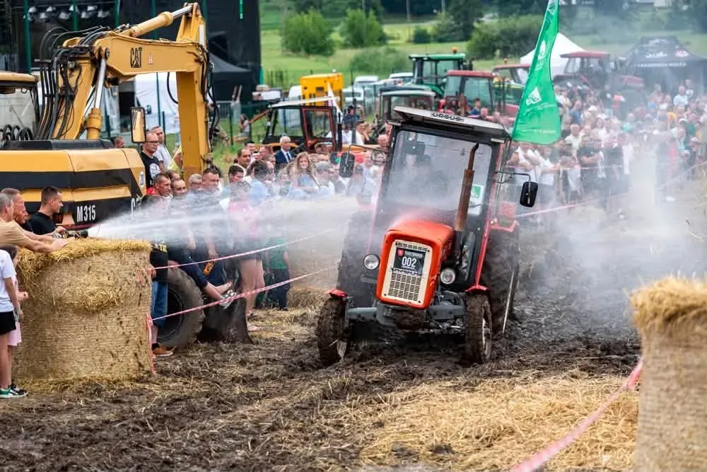 Traktor niemal na boku, błoto spod kół i tłum przy trasie. Tak wyglądała Traktoriada